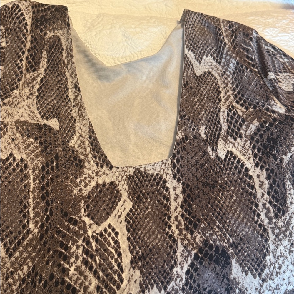 Jennifer Lopez Black and White Snake Print Long Sleeve Dress - Picture 2 of 5